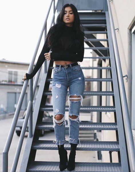 black, short-cut sweater with round neck and torn jeans