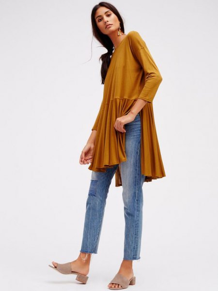 green, long-sleeved, elegant top with side slit and ankle jeans