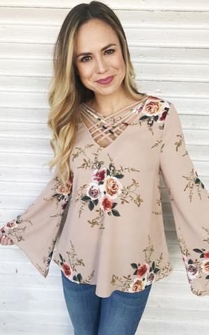 Light pink blouse with floral pattern and skinny jeans