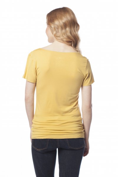 Light yellow, tailored t-shirt with dark blue skinny jeans