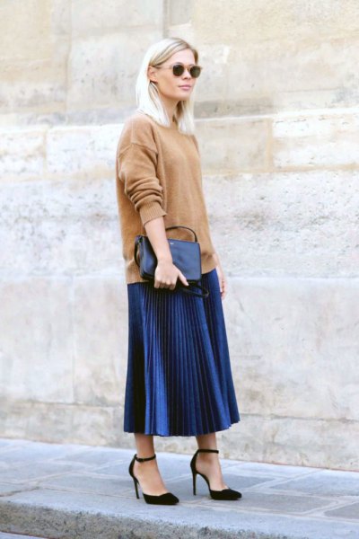 pink chunky sweater with dark blue midi pleated skirt