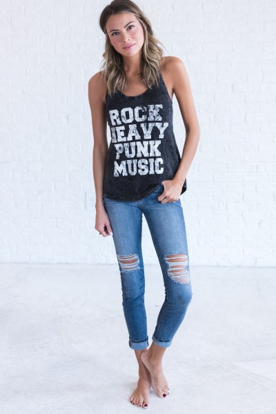 gray graphic tank top with light blue skinny jeans