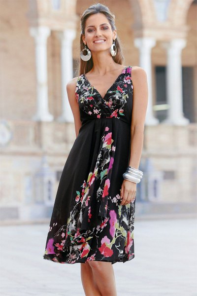Wrap dress with black fit and flared midi flower print and V-neck