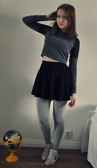 gray, short-cut long-sleeved T-shirt with leggings and white sneakers