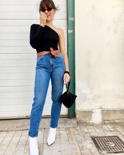 black long-sleeved t-shirt with one shoulder, mom jeans and white mini boots