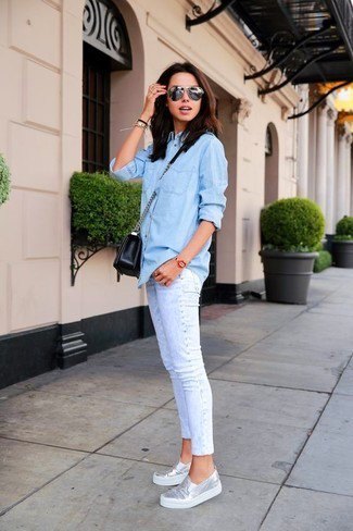 Light blue chambray shirt with buttons, slim-fit jeans with cuffs and metallic sneakers