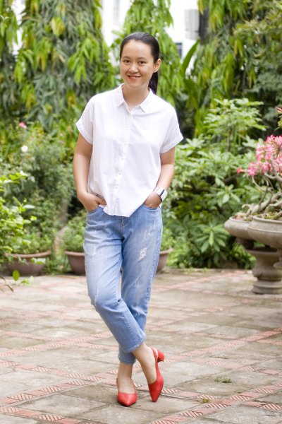 white short-sleeved shirt with buttons and blue boyfriend jeans