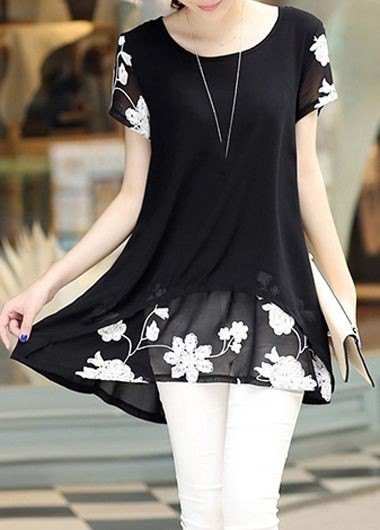 black and white tunic blouse with floral pattern and skinny jeans