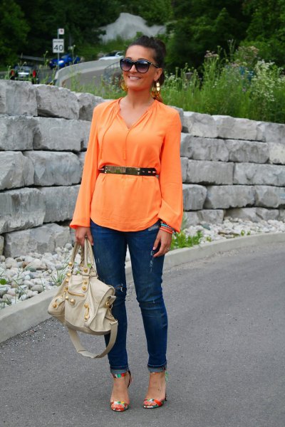 Long sleeve blouse with belt and dark blue slim fit jeans