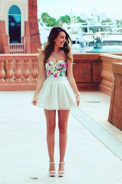strapless top with floral pattern and white chiffon mini-skirt with high waist