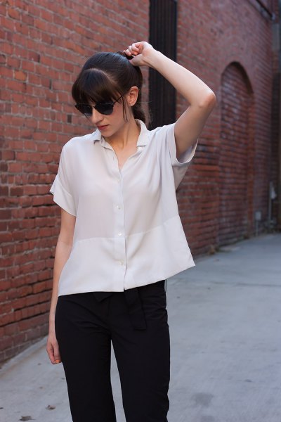 Short-sleeved silk blouse with buttons and black slim fit jeans