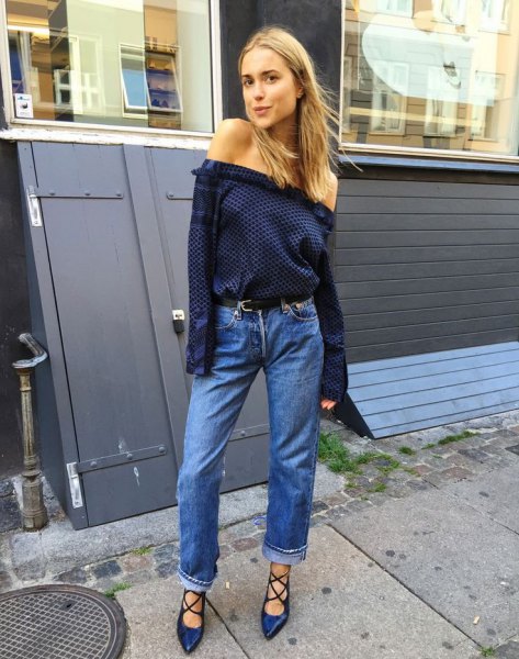 Shoulder blue dark blue blouse with jeans with cuffs and strappy heels