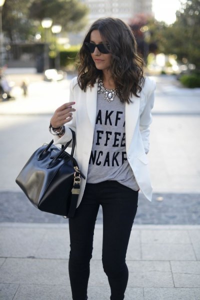 gray message tee with white blazer jacket and black skinny jeans