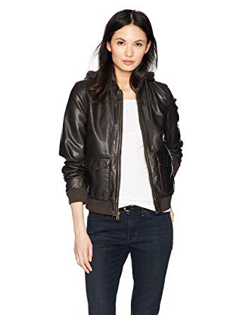black cotton jacket in faux leather with dark blue jeans with low waist