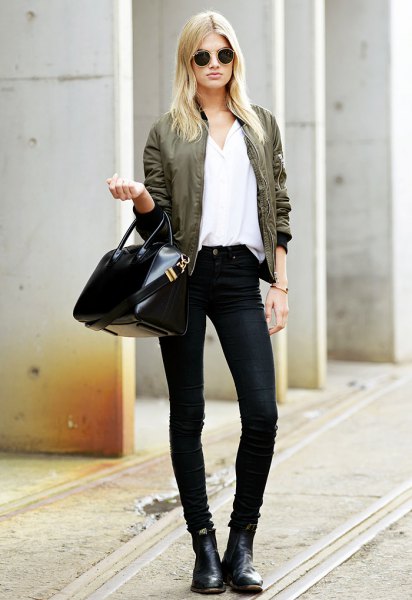 v-neck tee with black super skinny jeans and leather shoes