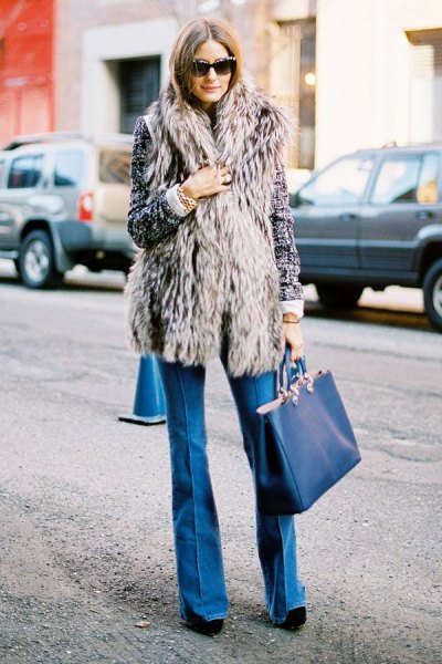 gray long-waistcoat with blue puffed jeans and navy bag