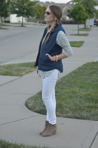 gray and white striped boyfriend shirt with skinny jeans and suede shoes