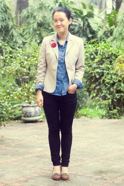 tan blazer with light blue chambray button up shirt and black slim fit jeans