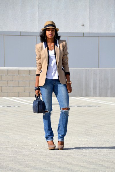 tan oversized blazer with blue straight jeans and floppy hat
