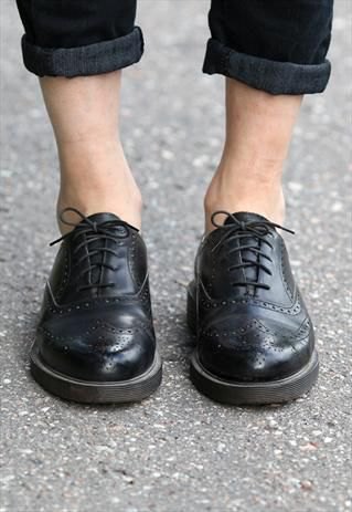 dark skinny jeans with cuffs and black wingtip shoes