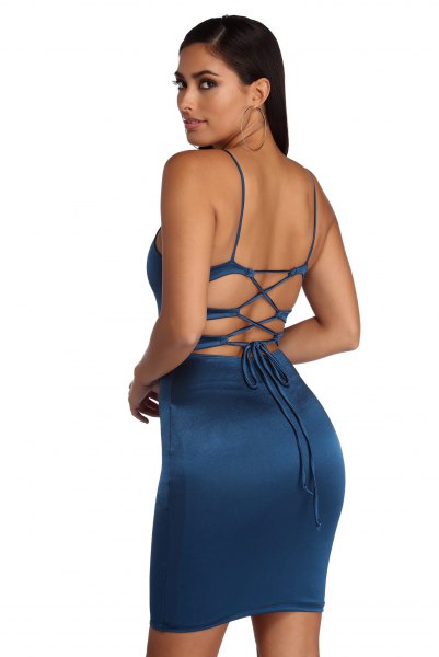 Bodycon dark blue short dress with open back and heels