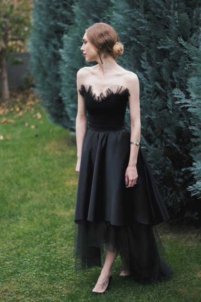 strapless fit with black synthetic feather and flared high-low party dress