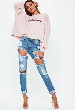 Light pink graphic long-sleeved T-shirt with jeans in used look