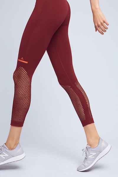 burgundy-colored seamless net gaiters with light gray running shoes