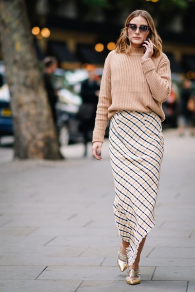 pink ribbed, chunky sweater with black and white checked maxi skirt
