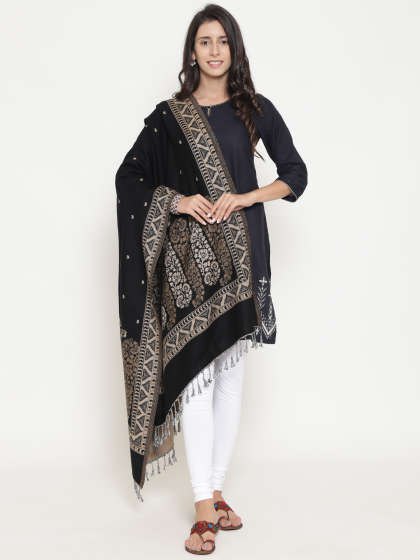 black wool scarf with tribal print, tunic t-shirt and white skinny jeans