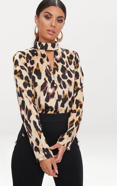 Keyhole blouse with leopard print and black skinny jeans
