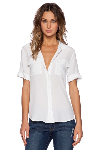 white short-sleeved chiffon shirt with cuffs and dark skinny jeans