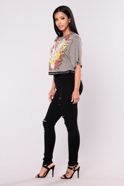gray graphic short t-shirt with black skinny jeans