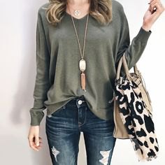 Long-sleeved top with V-neck and relaxed fit with torn skinny jeans and shopping bag with zebra print