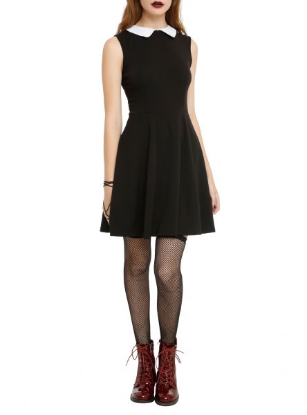 sleeveless dress with black fit and flap with white collar