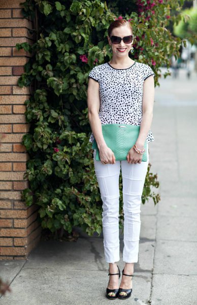 black and white patterned short-sleeved T-shirt with shortened trousers