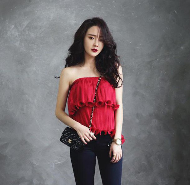 strapless blouse with red frill shoulder and black skinny jeans