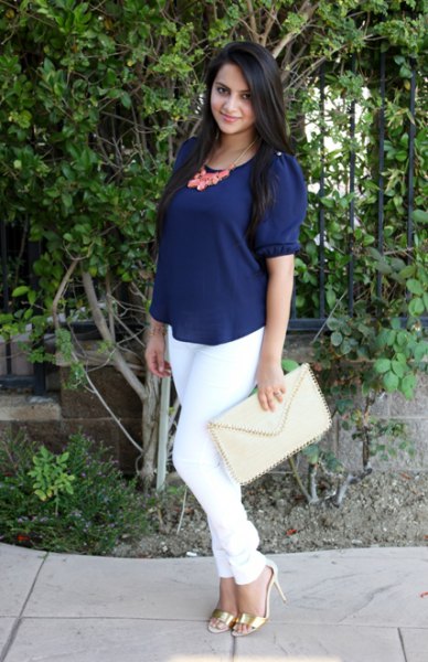 Dark blue short-sleeved blouse with a scoop neck and white skinny jeans