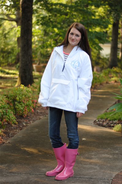 white oversized jacket with dark skinny jeans and pink rain boots