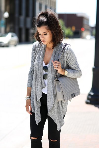 gray casual cardigan with matching quilted leather shoulder bag