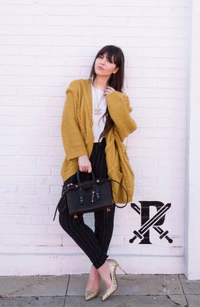 oversized mustard knitted cardigan with black jeans and golden heels
