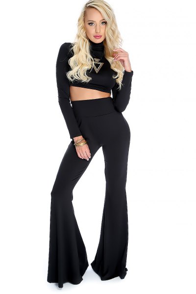black long-sleeved crop with top at the waist of the watch