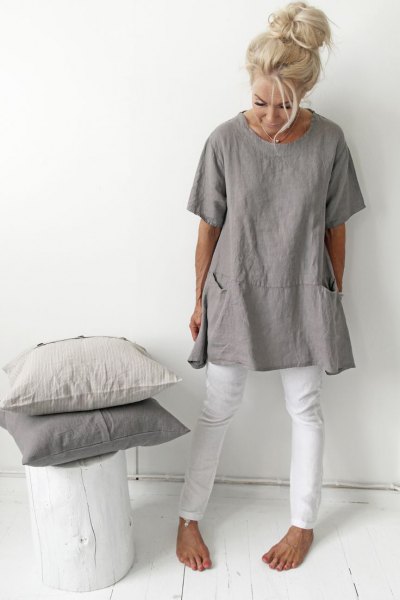 gray tunic tee with white skinny jeans