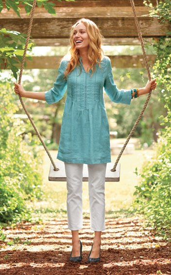blue three quarter sleeve gathered waist tunic top with white cropped pants