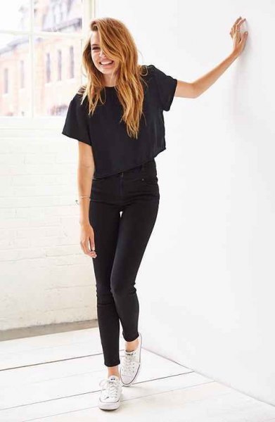 cropped t-shirt with black ankle and high waist in jeans