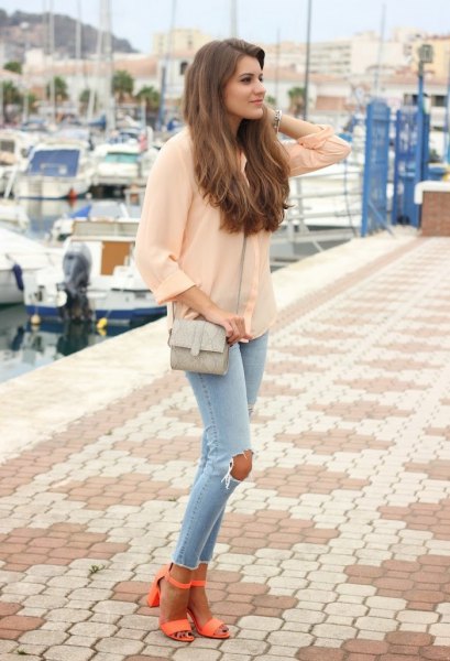 light pink chiffon blouse with light blue skinny jeans and orange open toe heels