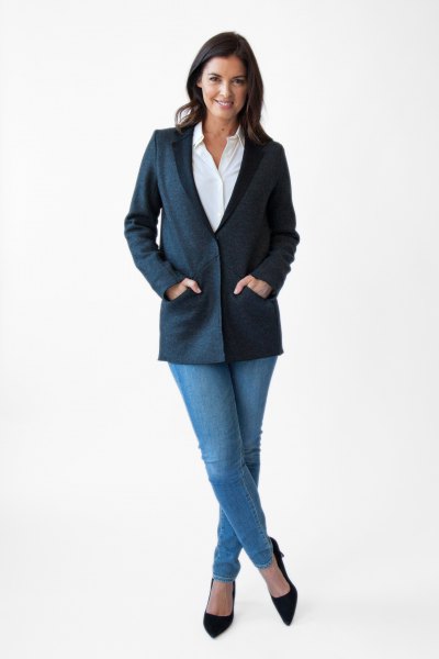 navy blue blazer with white shirt and light jeans