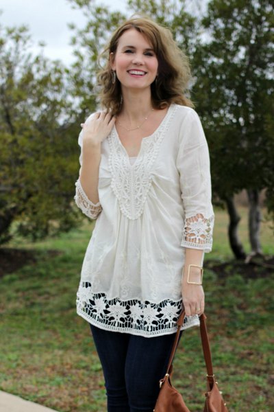 white crochet lace tunic top with black skinny jeans