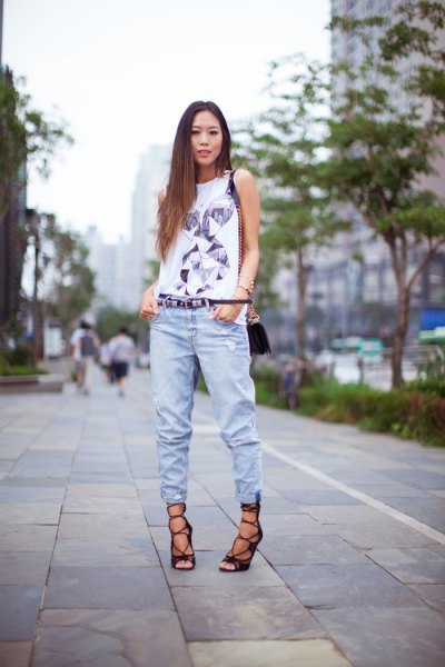 white sleeveless print tee with jogging jeans