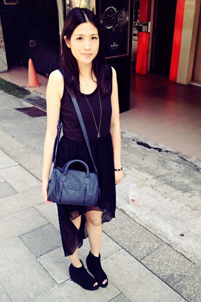 black sleeveless scoop neck dress with low chiffon with navy handbag